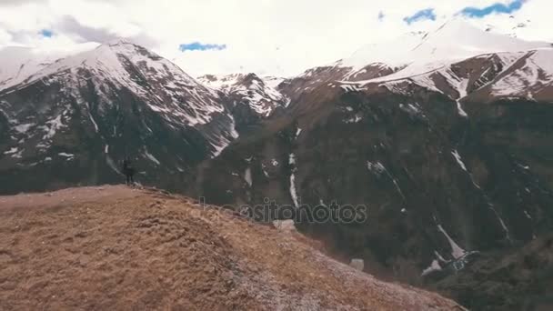 ジョージアの山の中の峠を越えます。コーカサス。ソビエト ロシアのグルジア アーチの人々 の友情の記念碑 — ストック動画