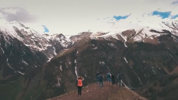 Un grupo de viajeros en el borde de una montaña — Vídeos de Stock