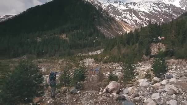 Fotograf fotografiert einen Gletscher in den Bergen — Stockvideo