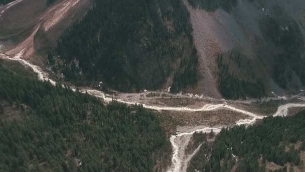 Rio de montanha, atirando com o drone — Vídeo de Stock