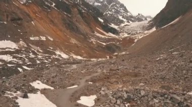 buzul üzerinden uçak tasviri