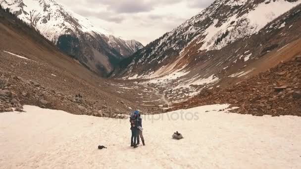 Pareja besándose en el fondo del glaciar — Vídeo de stock