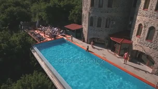 Вечірка біля басейну стрілянина з дроном — стокове відео