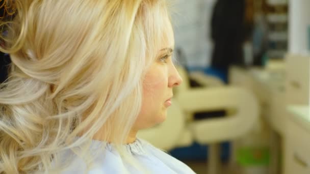 Erstellen von Frisuren Friseur im Salon. Innenaufnahmen — Stockvideo