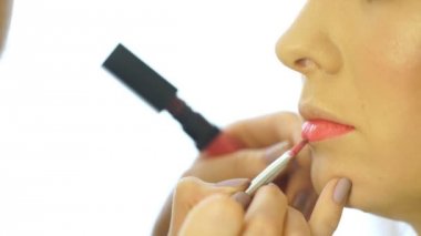 güzel kız dudak yakın çekim, makyöz ruj fırçası makyaj, dolgun dudaklar, bir güzellik salonu bir kadın için geçerlidir.