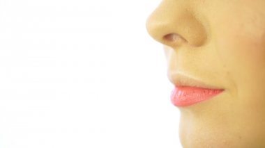 güzel kız dudak yakın çekim, makyöz ruj fırçası makyaj, dolgun dudaklar, bir güzellik salonu bir kadın için geçerlidir.