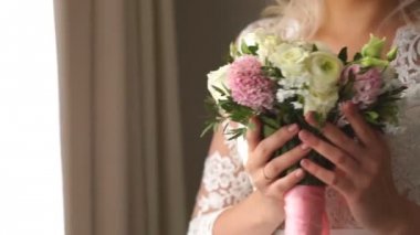 Gelinlerin elinde güzel bir buket.