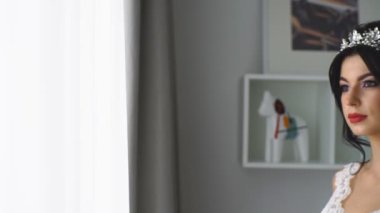 güzel gelin esmer pencereden dışarı bakarak