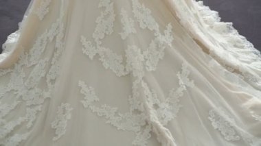 İşte gelin gelinlik ve dantel tren sondaki shes geliyor
