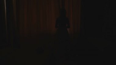 güzel gelin perdeler karanlıkta açar.