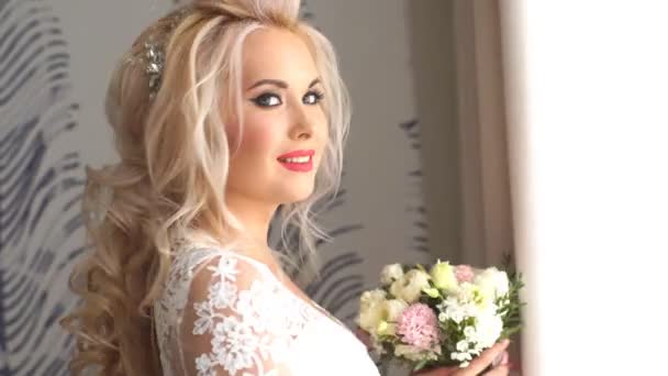 Bella sposa sorridente alla macchina fotografica — Video Stock