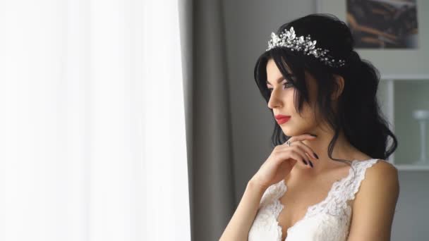 Красивая брюнетка невесты глядя в окно — стоковое видео