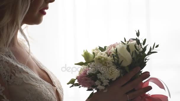 Hermosa novia oliendo ramo de boda — Vídeos de Stock