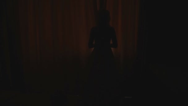 美丽的新娘在黑暗中打开窗帘 — 图库视频影像