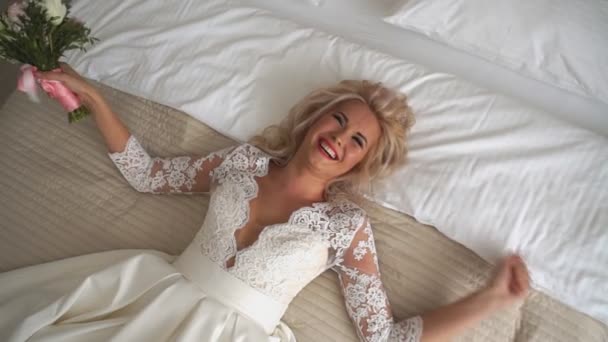 Mooie bruid blonde plezier hebben in bed — Stockvideo