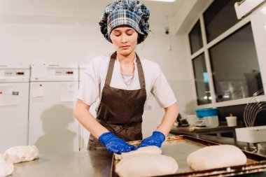 Baker hamur ekmek için hazırlanıyor