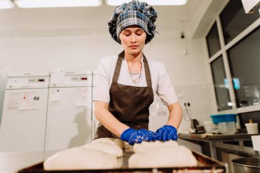 Baker hamur ekmek için hazırlanıyor