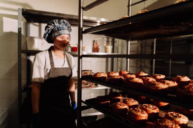 Baker rafları taze rulo ile yakın duruyor