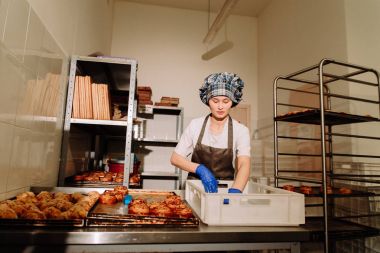 Tarçınlı çörek ile fırın tepsisi