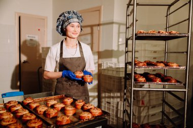 onun fırında sabah ayakta baker ve ekmek veya çörek pişirme