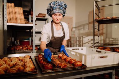 Tarçınlı çörek ile fırın tepsisi