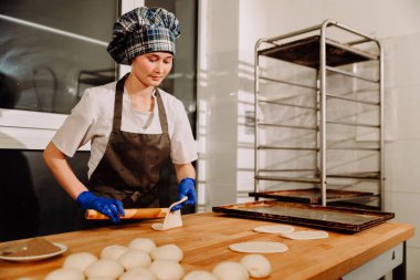 rulo tarçın yapma bir fırıncı