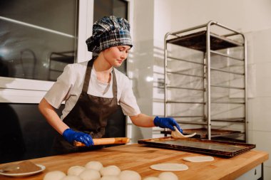 rulo tarçın yapma bir fırıncı