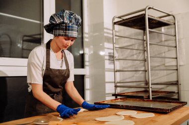 Tarçınlı çörek yapma. Ev yapımı ham Maya hamuru pişirmeye hazır yükseltme sonra