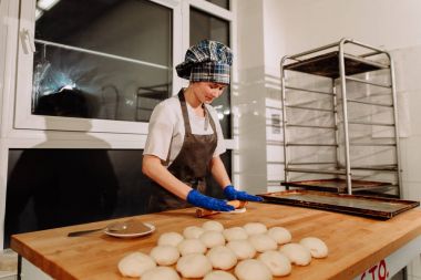 rulo tarçın yapma bir fırıncı