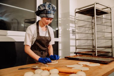 Tarçınlı çörek yapma. Ev yapımı ham Maya hamuru pişirmeye hazır yükseltme sonra