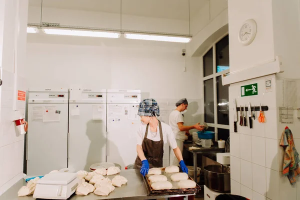 Bäcker bereitet Teig für Brot vor — Stockfoto