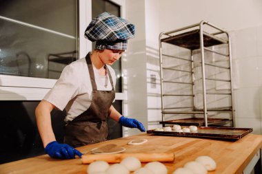 Tarçınlı çörek yapma. Ev yapımı ham Maya hamuru pişirmeye hazır yükseltme sonra