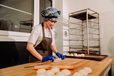 Tarçınlı çörek yapma. Ev yapımı ham Maya hamuru pişirmeye hazır yükseltme sonra