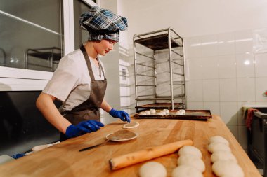 Tarçınlı çörek yapma. Ev yapımı ham Maya hamuru pişirmeye hazır yükseltme sonra