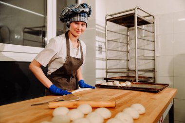 Tarçınlı çörek yapma. Ev yapımı ham Maya hamuru pişirmeye hazır yükseltme sonra