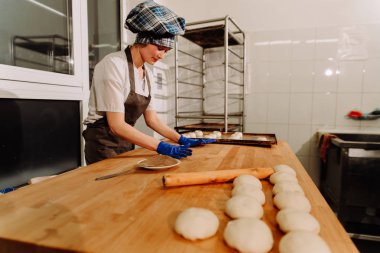 Tarçınlı çörek yapma. Ev yapımı ham Maya hamuru pişirmeye hazır yükseltme sonra