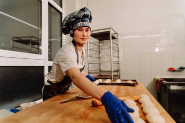 Tarçınlı çörek yapma. Ev yapımı ham Maya hamuru pişirmeye hazır yükseltme sonra