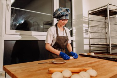 rulo tarçın yapma bir fırıncı