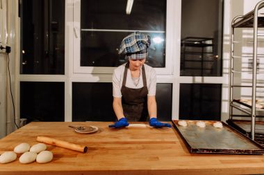 rulo tarçın yapma bir fırıncı