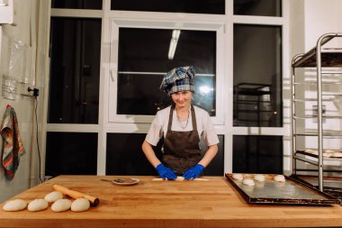 rulo tarçın yapma bir fırıncı