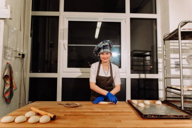 rulo tarçın yapma bir fırıncı