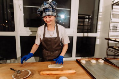 Tarçınlı çörek yapma. Ev yapımı ham Maya hamuru pişirmeye hazır yükseltme sonra