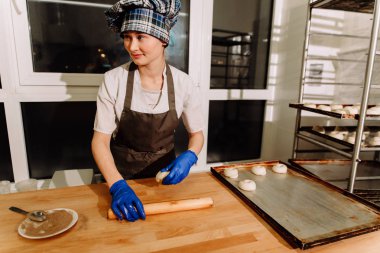 Tarçınlı çörek yapma. Ev yapımı ham Maya hamuru pişirmeye hazır yükseltme sonra