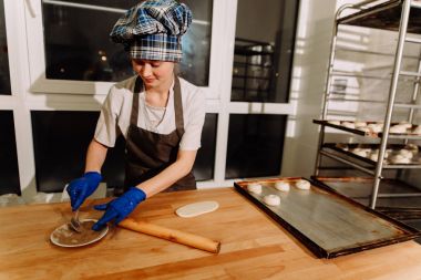 Tarçınlı çörek yapma. Ev yapımı ham Maya hamuru pişirmeye hazır yükseltme sonra