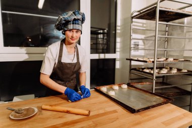 Tarçınlı çörek yapma. Ev yapımı ham Maya hamuru pişirmeye hazır yükseltme sonra