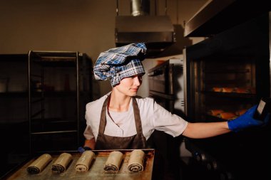 haşhaş tohumu ile fırında rulo