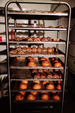 bir raf üzerinde taze pişmiş rulo