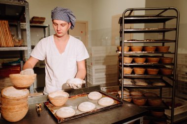 Elinde baker ekmek hamur şekillendirme