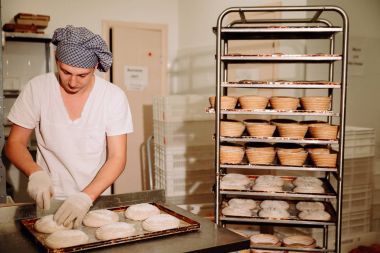 bir fırıncı ekmek hamur üzerinde el ile insizyon yapar. Bread.Bakery imalatı
