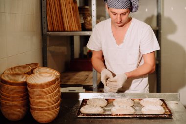 erkek aşçı için ekmek hamur şekillendirme